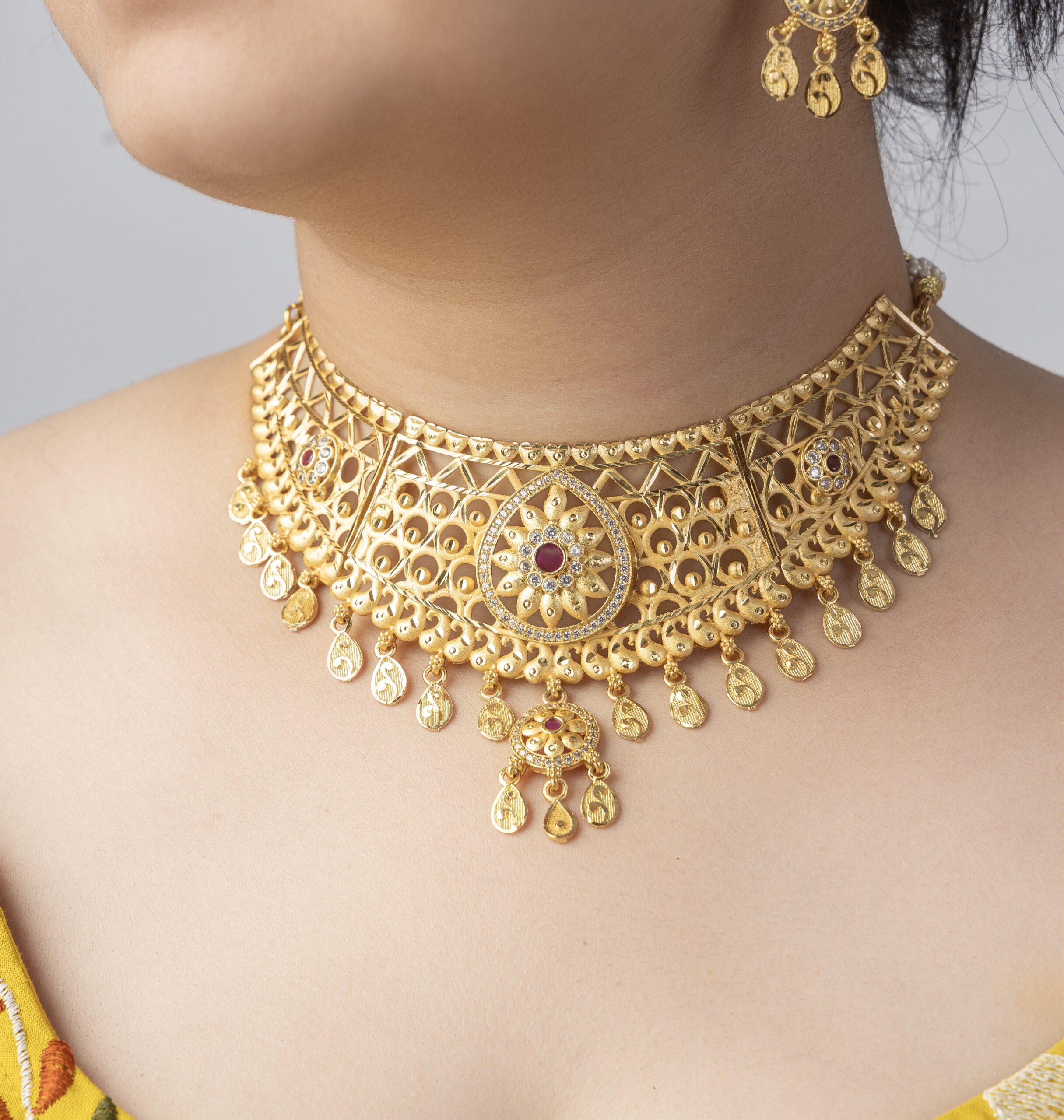 GOLDEN CHOKER NECKLACE WITH EARRINGS AND TIKA RS01312