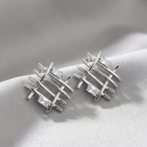 THE STELLAR LATTICE STUDS